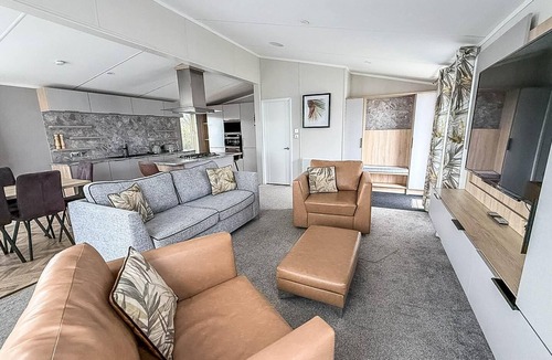 Hunstanton Cabin | Stunning lodge with decking nearby Hunstanton beach, sleeps 6 ref 23215K