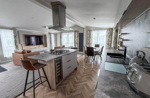 Hunstanton Cabin | Stunning lodge with decking nearby Hunstanton beach, sleeps 6 ref 23215K
