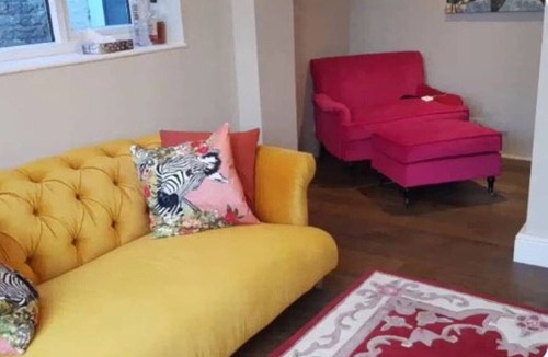 West Kensington Apartment | Stunning newly renovated flat centrally located in West Kensington
