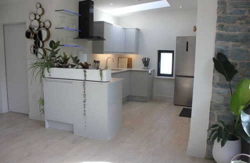 High Bentham Apartment | Stunning riverside sanctuary, hot tub