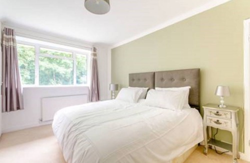 Finchley Church End Apartment | Stunning two bedroom apartment with views over the Dollis Park/Stream.