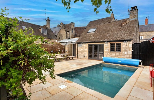 Painswick House | Stunning villa for 19 guests with WIFI, pool, TV and pets allowed
