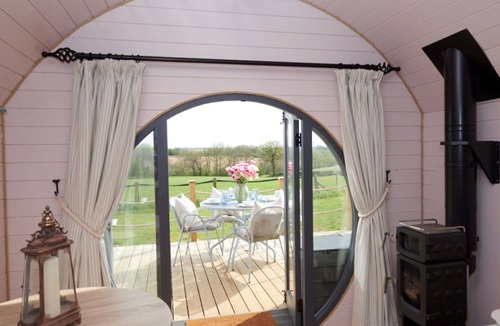 Banbury House | Stunning villa for 4 people with hot tub, terrace and pets allowed