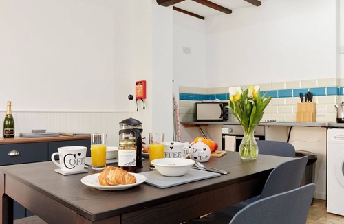 Dalbury Lees House | Stunning villa for 4 people with hot tub, WIFI and TV