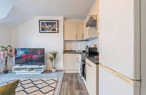 West Molesey Apartment | Stylish 1-Bed Near Hampton Court Place - Sleeps 4