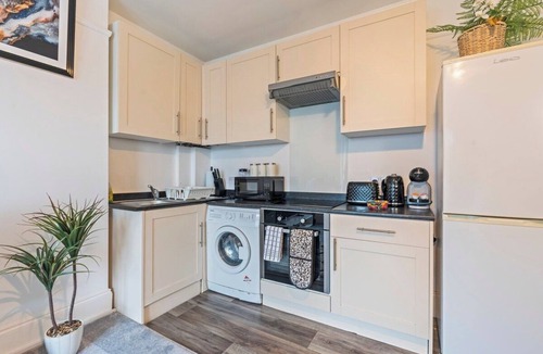 West Molesey Apartment | Stylish 1-Bed Near Hampton Court Place - Sleeps 4