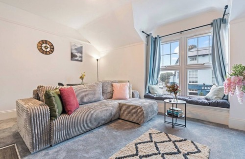 West Molesey Apartment | Stylish 1-Bed Near Hampton Court Place - Sleeps 4