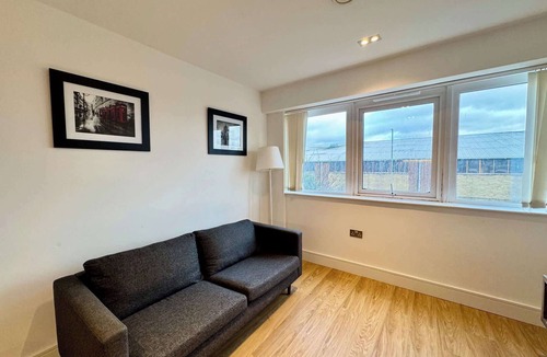 Luton Apartment | Stylish 1BDR Apt Near Luton Airport Transit Hub