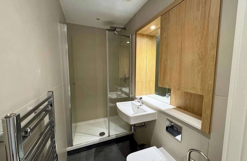 Luton Apartment | Stylish 1BDR Apt Near Luton Airport Transit Hub