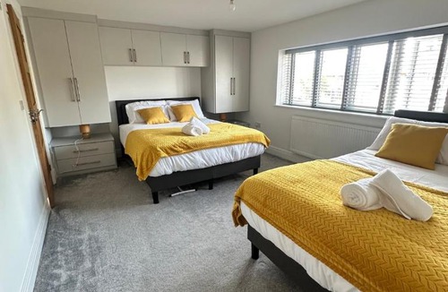 Woking Apartment | Stylish 2-Bed 2-Bath Apartment, Parking, Woking
