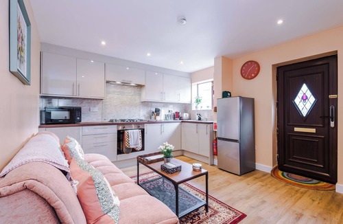 Oldham House | Stylish 2-Bed Bungalow · Royal Oldham Hospital