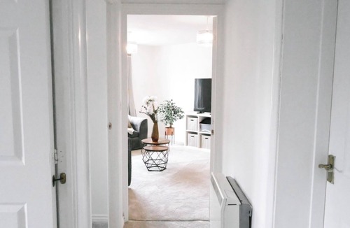 Wednesbury Apartment | Stylish 2-Bed flat near IKEA & J9 M6 Free Parking