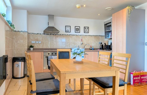 Chinatown Apartment | Stylish 2-bed flat sleeps 6. Double ensuite + bunk room, open-plan kitchen/lounge with sofa bed & TV. Private parking. 15min walk to Etihad Stadium, 6min drive to Piccadilly Station. Perfect for groups!