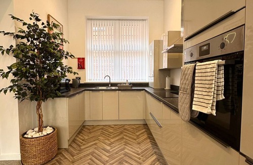 Worksop Apartment | Stylish 2-Bed Getaway | Work & Recharge