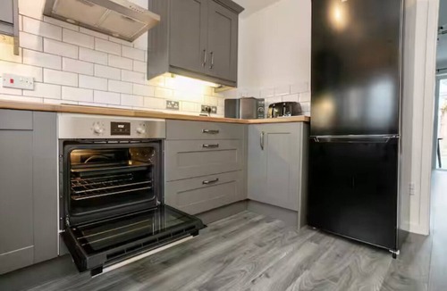 Newark upon Trent House | Stylish 2-Bed Home in Nottingham | WiFi | - Pass the Keys
