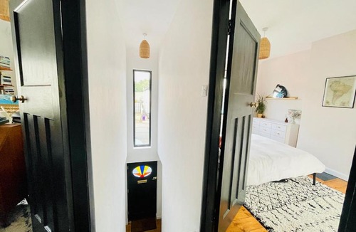 Hitchin House | Stylish 2 bed home - Hitchin - parking - near station and parks