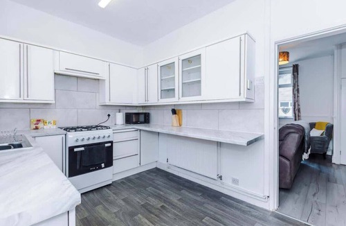 St Helens House | Stylish 2-Bed House | Sleeps 4 | St Helens