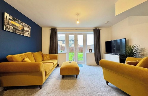 Doncaster House | Stylish 2 Bedroom Home Near Lake | Free Parking