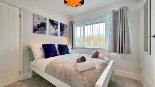 Kirk Sandall Apartment | Stylish 2 Bedroom Home in Quiet Neighbourhood with 3 Beds and Free Parking