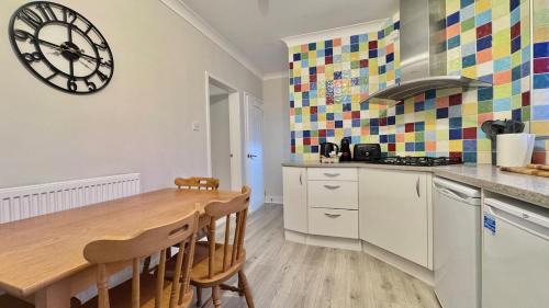 Kirk Sandall Apartment | Stylish 2 Bedroom Home in Quiet Neighbourhood with 3 Beds and Free Parking