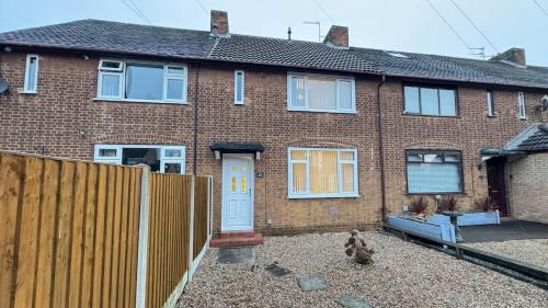 Kirk Sandall Apartment | Stylish 2 Bedroom Home in Quiet Neighbourhood with 3 Beds and Free Parking