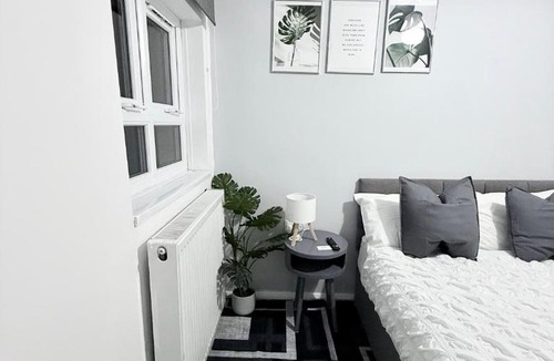 Ecclesfield Apartment | Stylish 2-Guest Studio with Netflix, Prime - FREE WIFI & FREE PARKING - Aroluchi Ville