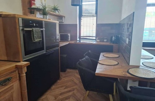 Rochdale House | Stylish 2BR | Wi Fi & Parking by Hosterooo