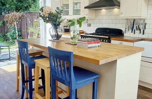 New Cross Apartment | Stylish 3-4 Bed Victorian Townhouse, Large Garden!