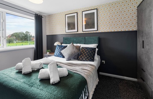 Bolton House | Stylish 3 Bedroom House - Close to the centre