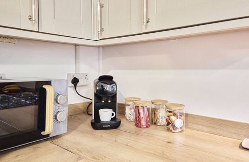 Oakworth House | Stylish 3‑bed cottage with original beams and modern comforts. With smart TV and Netflix, fully equipped kitchen with coffee machine. 3 bedrooms. Private entrance, seating area and parking for 2–3 cars. Ideal base for Haworth and Brontë Country.