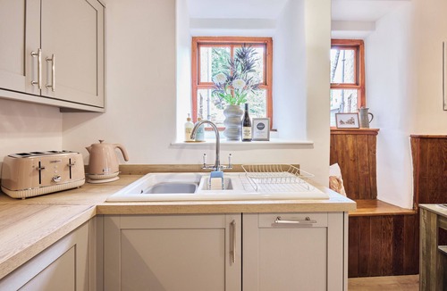 Oakworth House | Stylish 3‑bed cottage with original beams and modern comforts. With smart TV and Netflix, fully equipped kitchen with coffee machine. 3 bedrooms. Private entrance, seating area and parking for 2–3 cars. Ideal base for Haworth and Brontë Country.