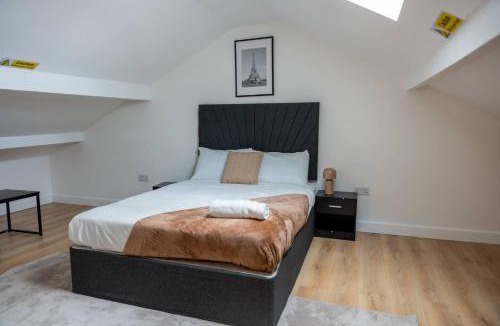Ashton-under-Lyne House | Stylish 3BR 18mins to Peak District,Free, Parking Wifi,Netflix ,Sky Sports