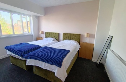 Olton House | Stylish 3BR Home Near NEC & Airport | Sleeps 6-7