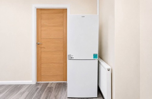 Little Hulton House | Stylish 3BR House | Free WiFi & Parking | Sleeps 5 | Manchester