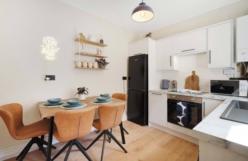 Doncaster House | Stylish 4BR Sleeps 8 by Stay With Us