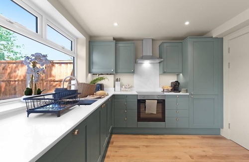 Watford House | Stylish 5 Bed Nr Warner Bros- Parking