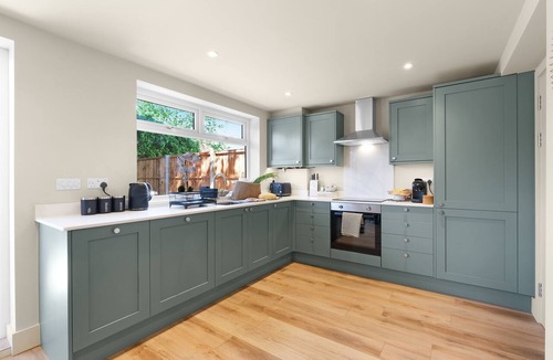 Watford House | Stylish 5 Bed Nr Warner Bros- Parking