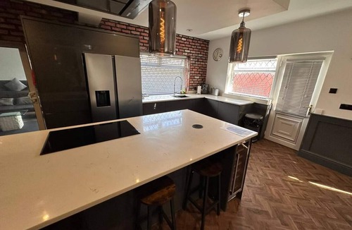Northenden House | Stylish 5-bedroom house in South Manchester featuring a Jacuzzi bath, steam shower, private garden, free parking, and fast WiFi. Perfect for groups, families, contractors, and business travellers, with quick access to Airport and transport links.
