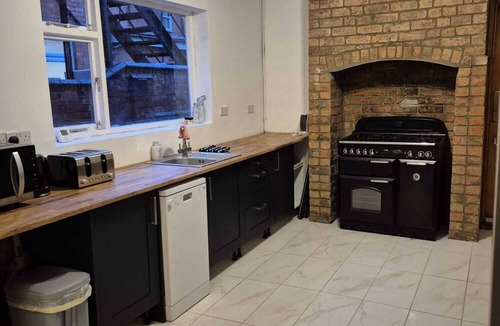 Oadby House | Stylish 5-Bedroom House Near DMU, LRI & City Centre