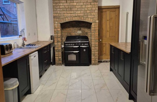 Oadby House | Stylish 5-Bedroom House Near DMU, LRI & City Centre
