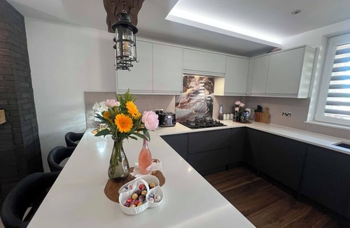 Sheffield House | Stylish 5-bedroom home arranged over three floors. It sleeps 10 guests.