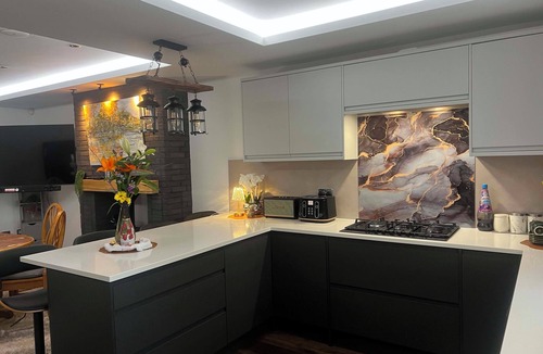Sheffield House | Stylish 5-bedroom home arranged over three floors. It sleeps 10 guests.
