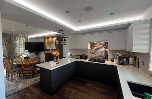 Sheffield House | Stylish 5-bedroom home arranged over three floors. It sleeps 10 guests.