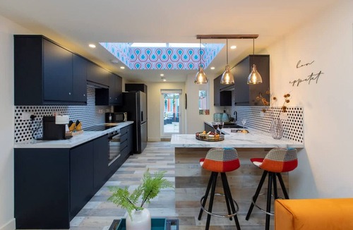 Coventry House | Stylish 5Bed 5 Bath House On Street Parking Garden