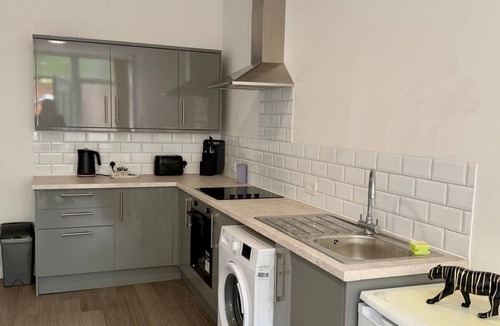 Kettering Apartment | Stylish Accessible 1-Bed Town Centre Apartment in Kettering, Wi‑Fi, Smart TV,Sky