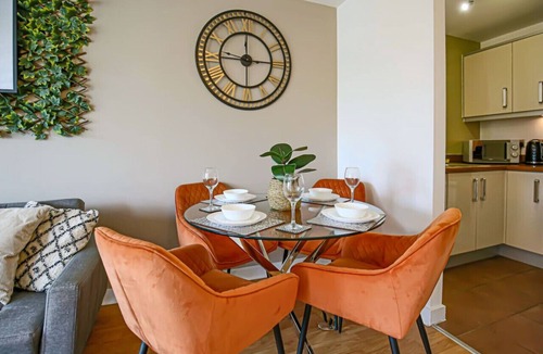 Central Milton Keynes Apartment | Stylish Apartment City Centre Balcony Free Parking Self-Check-In Yoko Property