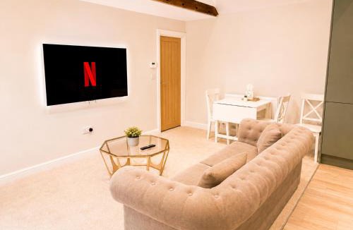 Bourne Apartment | Stylish Apartment in Bourne Town Centre | Sleeps 4
