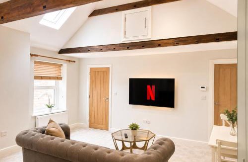 Bourne Apartment | Stylish Apartment in Bourne Town Centre | Sleeps 4