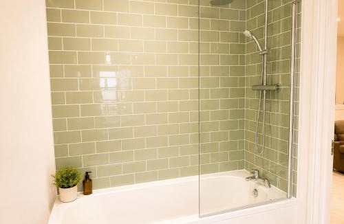 Bourne Apartment | Stylish Apartment in Bourne Town Centre | Sleeps 4