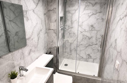 Long Eaton Apartment | Stylish Apartment Near EMA, Donington & Boots HQ 5